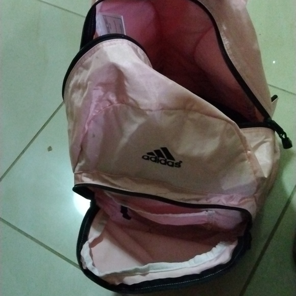 Adidas 5 compartments  $38+  free hat or scarf. - Picture 4 of 12